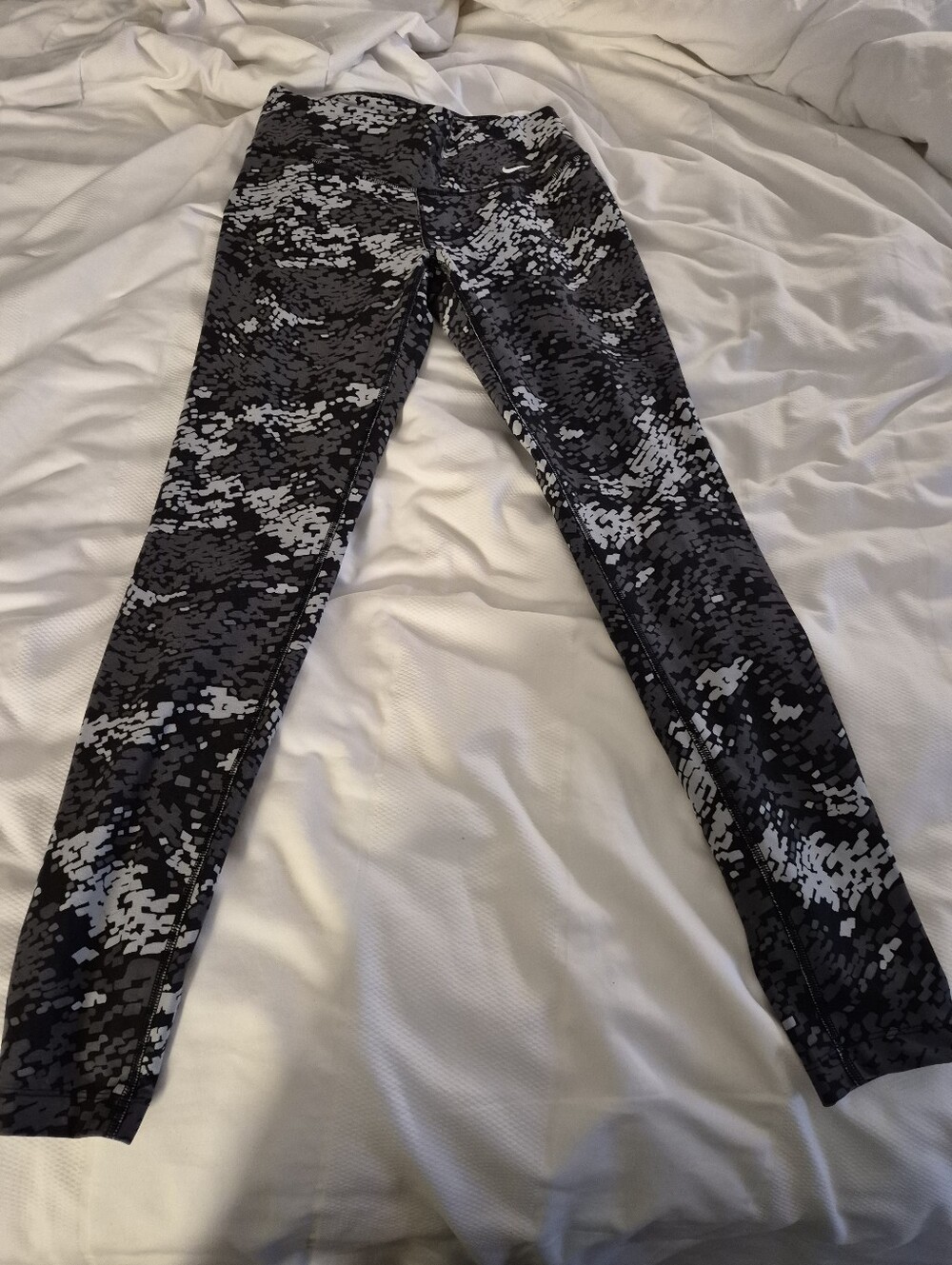 Nike Women’s Dri Fit Camo Performance Jeggings - Picture 2 of 8